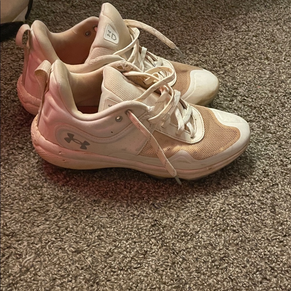 Under Armour Boys Beige and White Athletic Baseball Spike Cleats